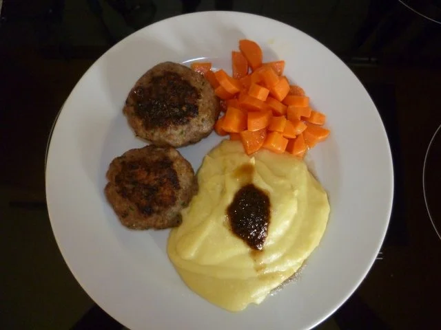 Rezept: Putenpflanzerl mit Kartoffelbrei und Karottengemüse Putenpflanzerl mit Kartoffelbrei und Karottengemüse - Rezept