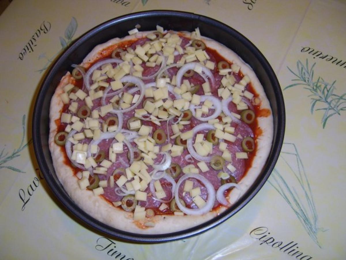 Salamipizza mit käsegefüllten Teigrand - Rezept - Bild Nr. 3