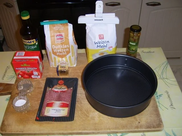 Salamipizza mit käsegefüllten Teigrand - Rezept - Bild Nr. 4