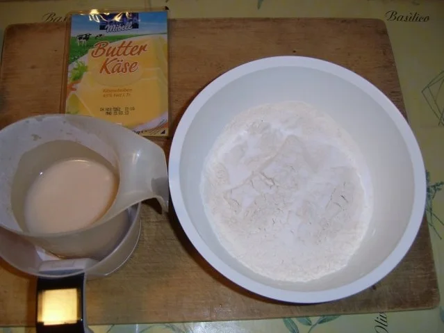 Salamipizza mit käsegefüllten Teigrand - Rezept - Bild Nr. 5