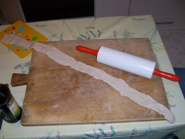 Salamipizza mit käsegefüllten Teigrand - Rezept - Bild Nr. 6