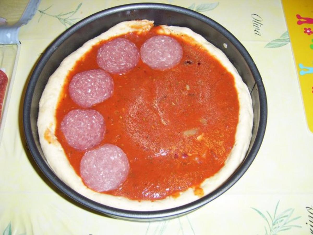Salamipizza mit käsegefüllten Teigrand - Rezept - Bild Nr. 12