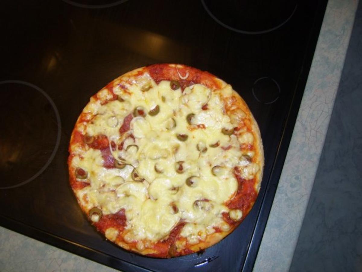 Salamipizza mit käsegefüllten Teigrand - Rezept - Bild Nr. 2