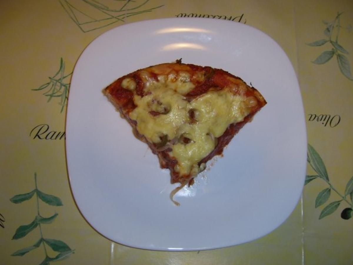 Bilder für Salamipizza mit käsegefüllten Teigrand - Rezept