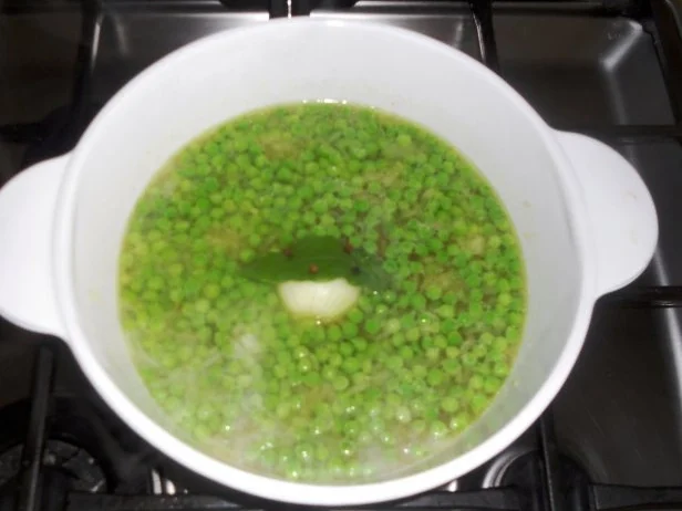 "Risi-Pisi" à la "Oòrndrasch". Ein locker, körniger Reis mit jungen Erbsen (Rzpt. um 1976) - Rezept - Bild Nr. 15