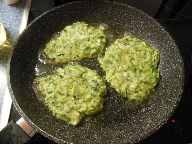Rezept: Vegetarisch:Zucchinipuffer Bild Nr. 2 Vegetarisch:Zucchinipuffer - Rezept - Bild Nr. 2