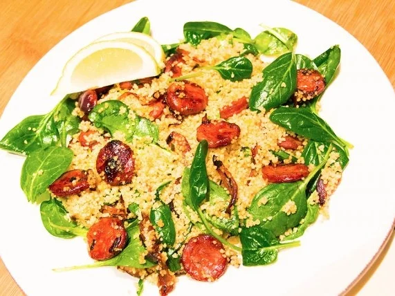 Couscous mit Chorizo, Zwiebeln und Spinat - Rezept