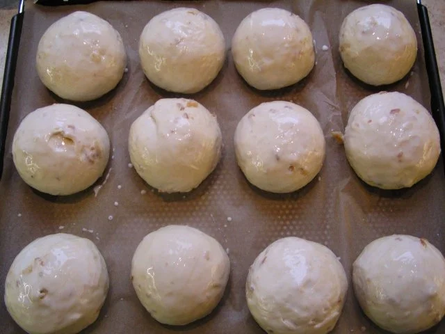 Buttermilch-Zwiebel-Brötchen 12 Stück - Rezept - Bild Nr. 4