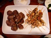 Bifteki und Hähnchensouvlaki - Rezept