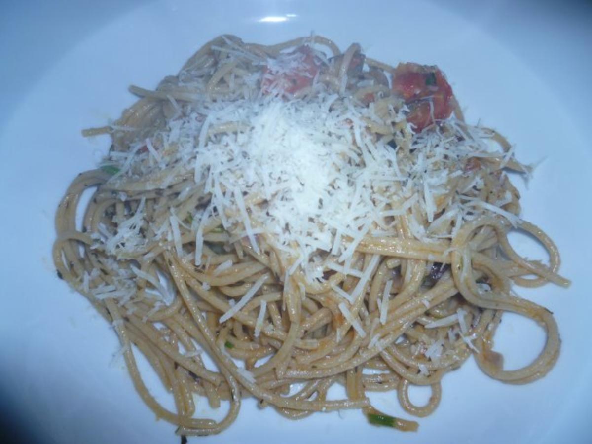 Spaghetti mit Aubergine,Tomaten,Basilikum und Pecorino - Rezept