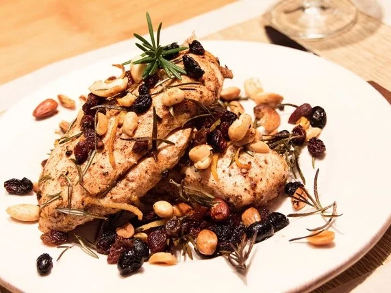 Hühnerbrust mit Zimt, Kreuzkümmel, Zitrone und Rosmarin - Rezept