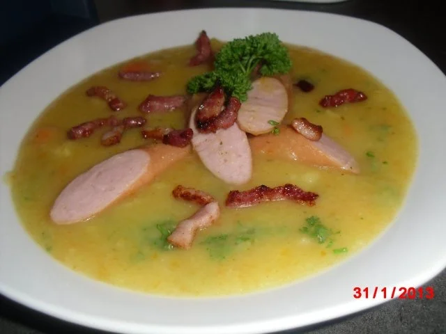 Kartoffelsuppe mit Würstchen, - Rezept