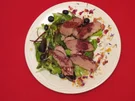 Rezept: Entenbrust an pikantem Waldbrombeerdressing auf Blattsalaten Entenbrust an pikantem Waldbrombeerdressing auf Blattsalaten - Rezept