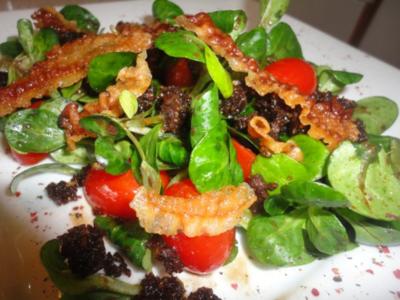Feld Salat mit krossem Lardo Speck und geröstetem Pumpernickel - Rezept