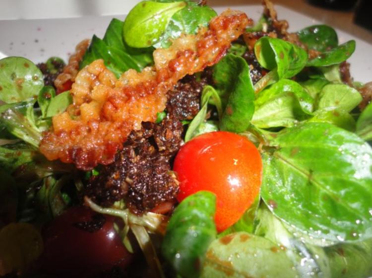 Feld Salat mit krossem Lardo Speck und geröstetem Pumpernickel ...