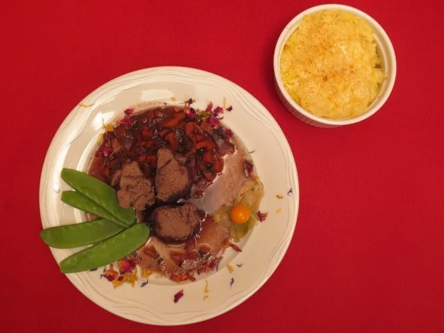 Rücken vom heimischen Reh an Holunderbeerensoße mit Pastinakenpüree - Rezept