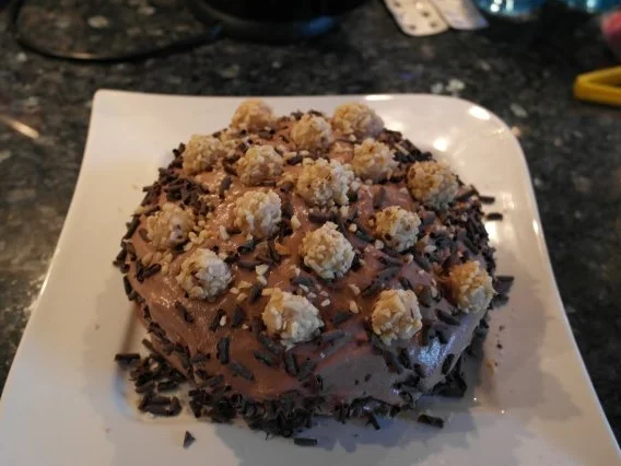 Rezept: Mini-Cremetorte mit Haselnüssen Mini-Cremetorte mit Haselnüssen - Rezept