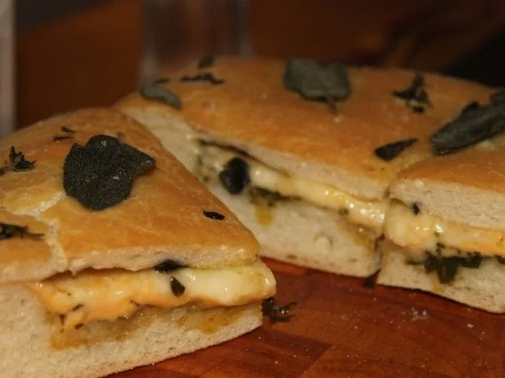 Focaccia ai tre Formaggi - Rezept
