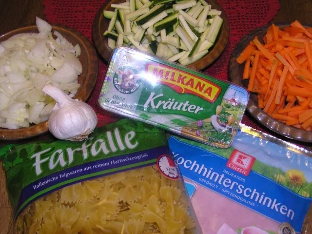 Rezept: Karotten-Zucchini Topf mit Schleifennudeln Bild Nr. 2 Karotten-Zucchini Topf mit Schleifennudeln - Rezept - Bild Nr. 2
