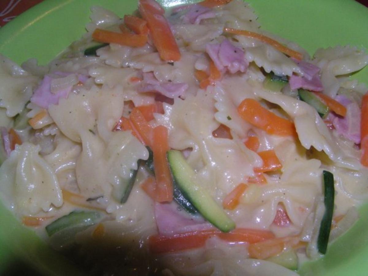 Karotten-Zucchini Topf mit Schleifennudeln - Rezept - kochbar.de