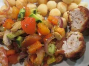 Gefüllte Hähnchenschnitzel mit schneller Gemüsepfanne und Kroketten - Rezept