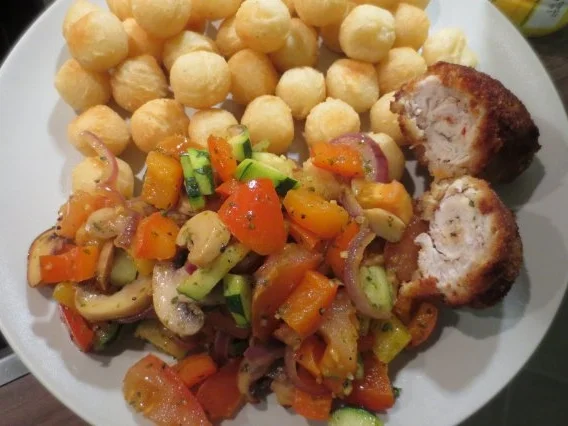 Gefüllte Hähnchenschnitzel mit schneller Gemüsepfanne und Kroketten - Rezept - Bild Nr. 2