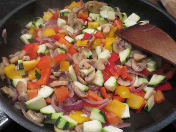 Gefüllte Hähnchenschnitzel mit schneller Gemüsepfanne und Kroketten - Rezept - Bild Nr. 9