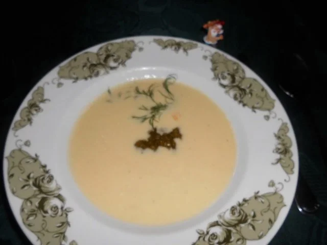 Rezept: Parmesansüppchen mit Pesto>> Parmesansüppchen mit Pesto>> - Rezept