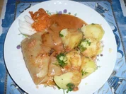 vegane Kohlroulade mit Petersilienkartoffeln und frischem Salat als Garnitur - Rezept