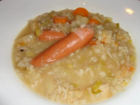 Rezept: Erfrischende Gerstensuppe mit Knackerli Erfrischende Gerstensuppe mit Knackerli - Rezept