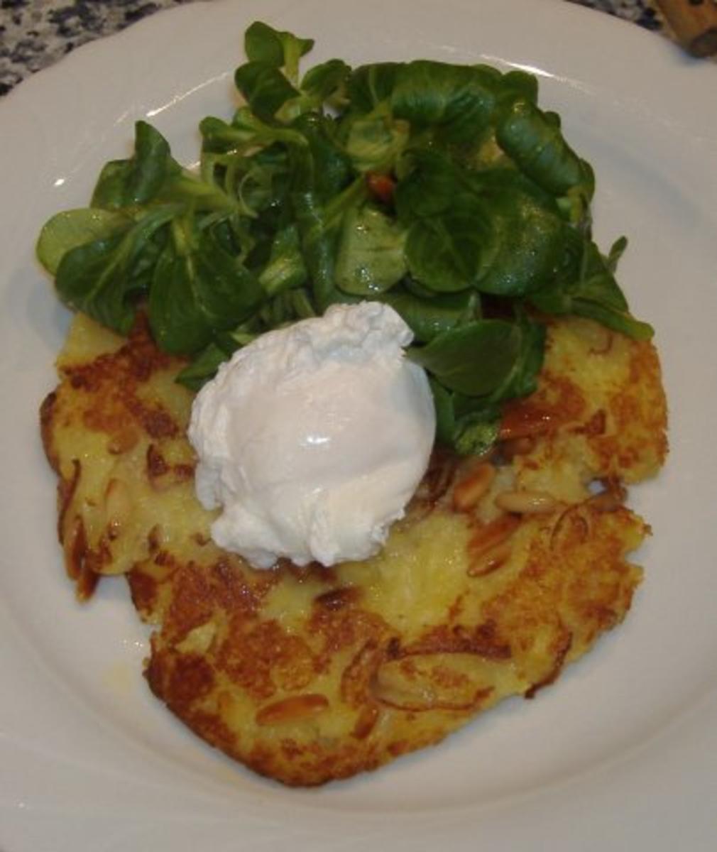 Kartoffel-Zwiebel-Rösti mit pochiertem Ei und Feldsalat - Rezept