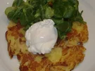 Kartoffel-Zwiebel-Rösti mit pochiertem Ei und Feldsalat - Rezept
