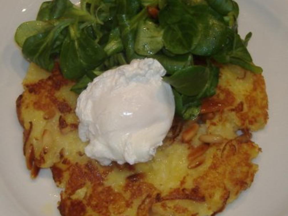 Kartoffel-Zwiebel-Rösti mit pochiertem Ei und Feldsalat - Rezept ...