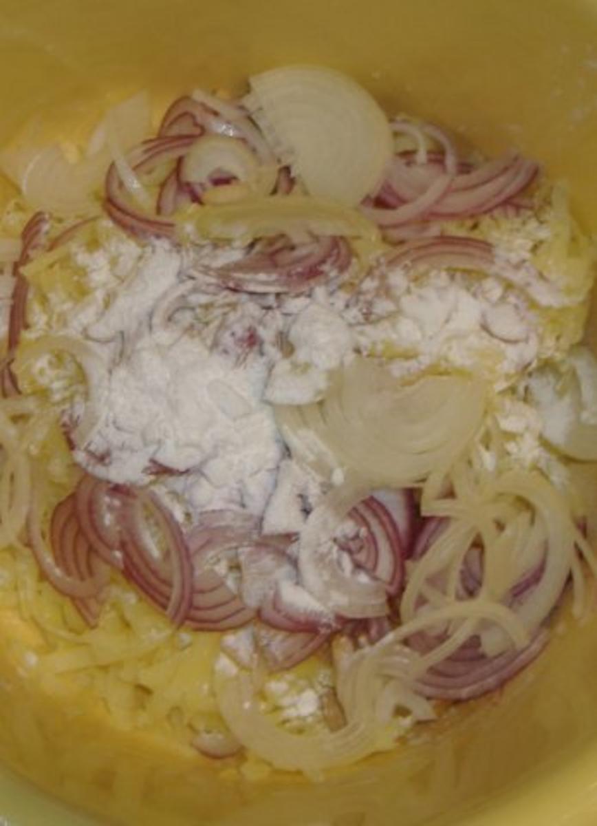 Kartoffel-Zwiebel-Rösti mit pochiertem Ei und Feldsalat - Rezept - Bild Nr. 2