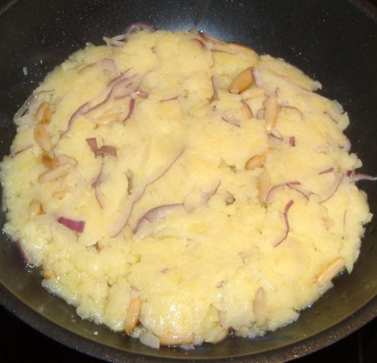 Kartoffel-Zwiebel-Rösti mit pochiertem Ei und Feldsalat - Rezept - Bild Nr. 4