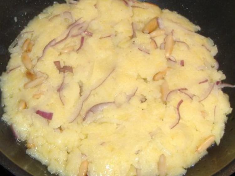 Kartoffel Zwiebel Rösti mit pochiertem Ei und Feldsalat - einfach - von ...