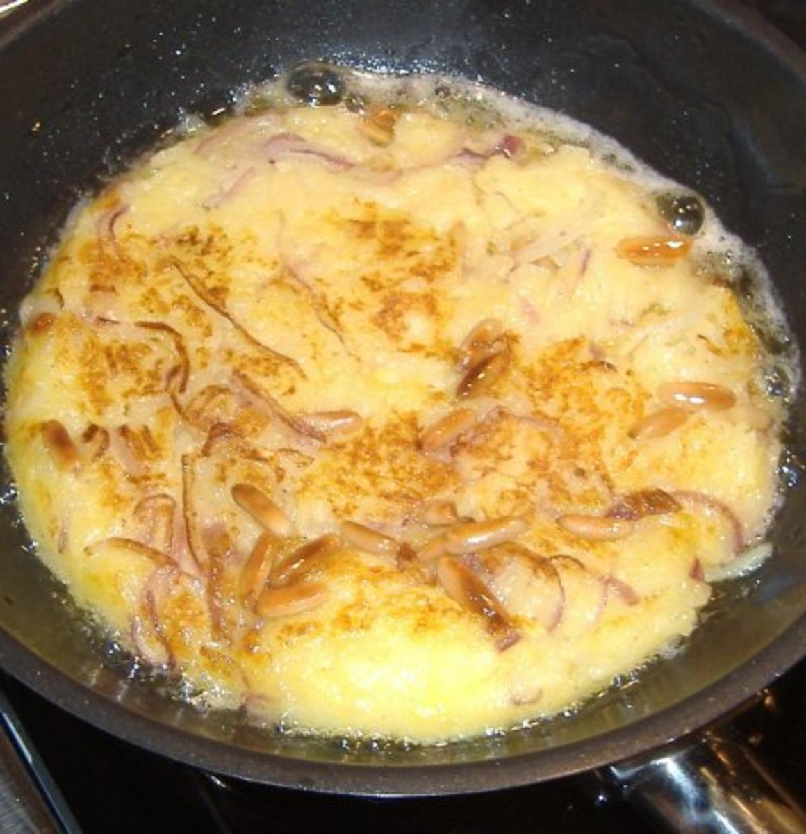 Kartoffel-Zwiebel-Rösti mit pochiertem Ei und Feldsalat - Rezept - Bild Nr. 5