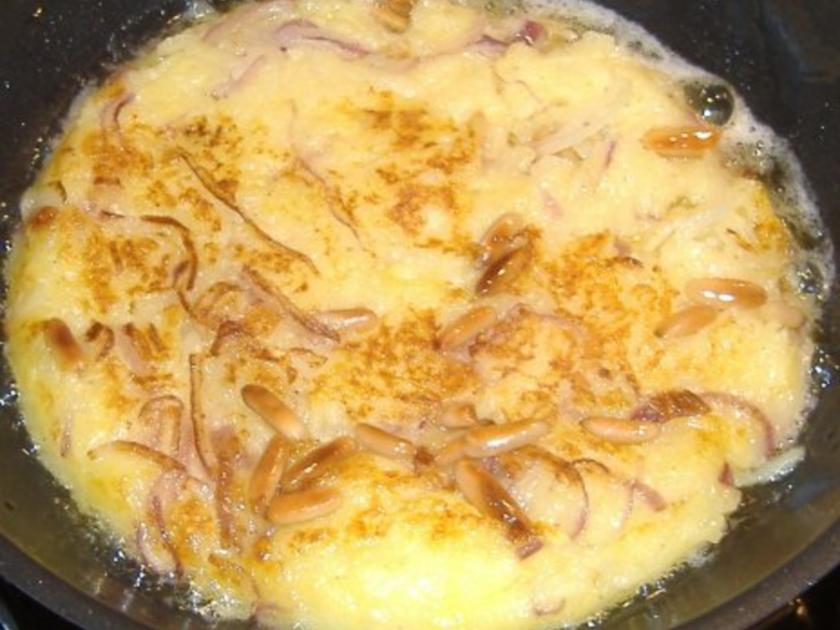 Kartoffel-Zwiebel-Rösti mit pochiertem Ei und Feldsalat - Rezept ...