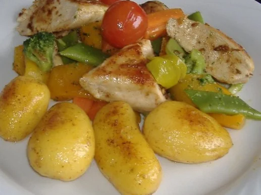 Winterlicher Gemüsesalat mit Gewürzhähnchenbrust - Rezept