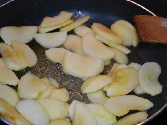 Rezept: Calvados Apfelspalten in Sahnecaramell Bild Nr. 2 Calvados Apfelspalten in Sahnecaramell - Rezept - Bild Nr. 2