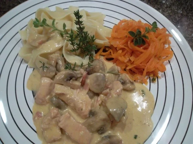 Rezept: Marion's Putenbrust mit Rahm-Champignon und Karotten Spaghetti Marion's Putenbrust mit Rahm-Champignon und Karotten Spaghetti - Rezept