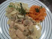 Marion's Putenbrust mit Rahm-Champignon und Karotten Spaghetti - Rezept