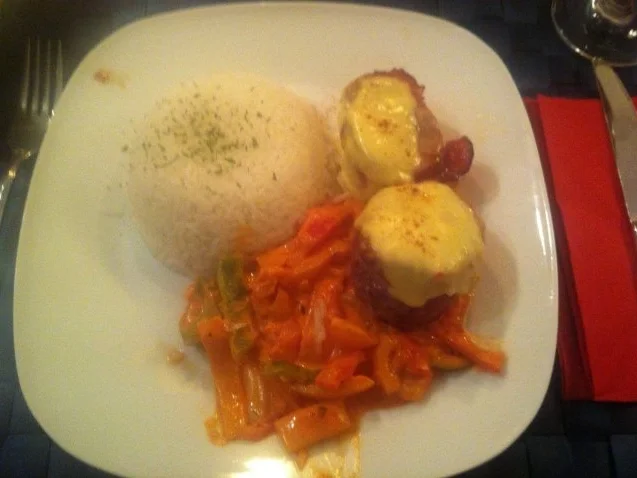 Gratinierte Schweine-Medaillons mit scharfem Paprika-Rahmgemüse - Rezept