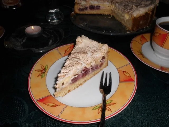 Kirsch-Quarktorte mit Baiserhaube>> - Rezept