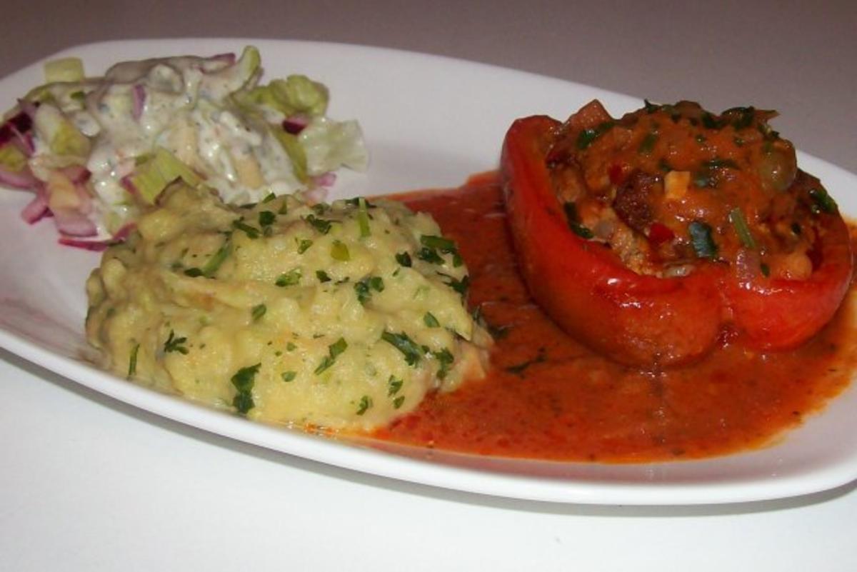 Bilder für Mediterran gefüllte Paprikaschoten in Tomatensoße mit Rosmarin und Kapern - Rezept