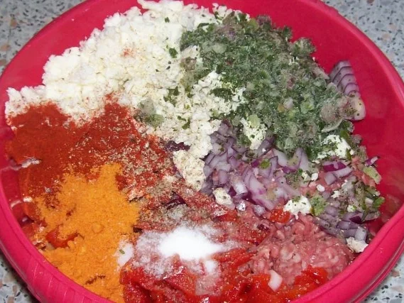 Rezept: Mediterran gefüllte Paprikaschoten in Tomatensoße mit Rosmarin und Kapern Bild Nr. 2 Mediterran gefüllte Paprikaschoten in Tomatensoße mit Rosmarin und Kapern - Rezept - Bild Nr. 2