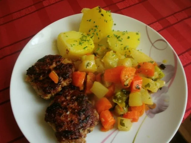 Frikadellen und buntes Gemüse - Rezept
