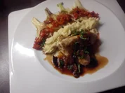 Gefüllte Putenröllchen mit gebratenen Fenchel, Paprikaragout und Olivensosse - Rezept