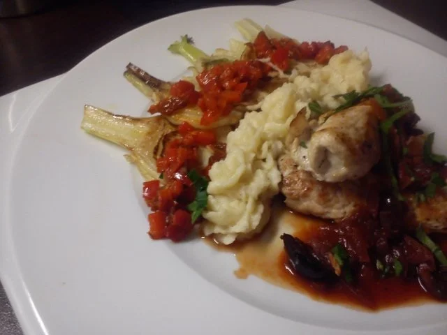 Gefüllte Putenröllchen mit gebratenen Fenchel, Paprikaragout und Olivensosse - Rezept - Bild Nr. 2