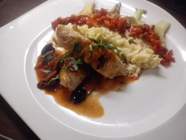 Gefüllte Putenröllchen mit gebratenen Fenchel, Paprikaragout und Olivensosse - Rezept - Bild Nr. 3